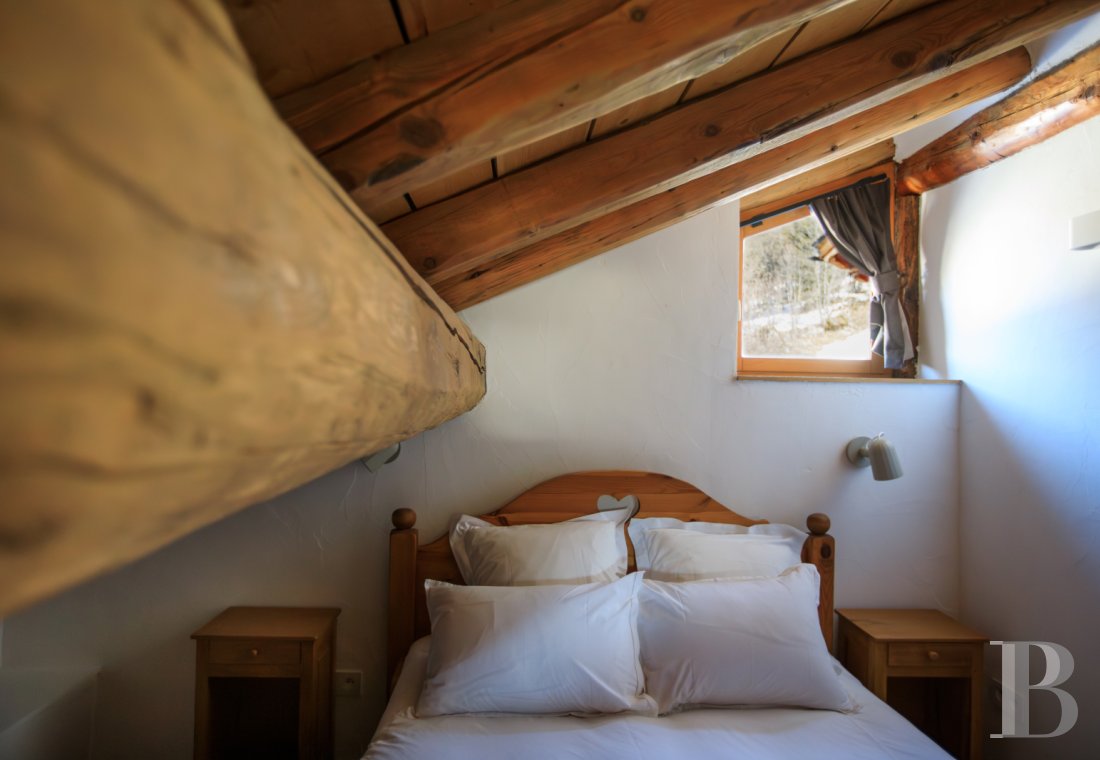 En Savoie, dans un hameau de la vallée de la Tarentaise, un grand chalet traditionnel rénové avec soin - photo  n°45
